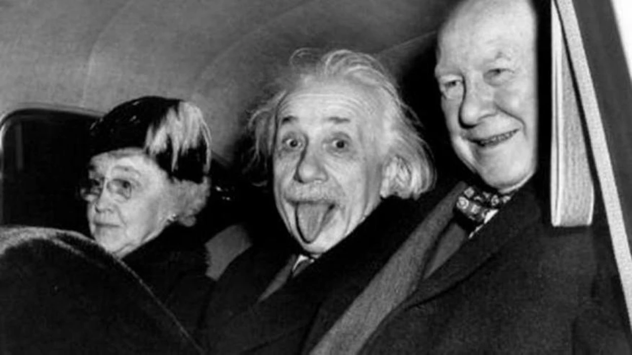 El fotógrafo que capturó el retrato de Einstein sacando la lengua contó la historia de la foto más famosa
