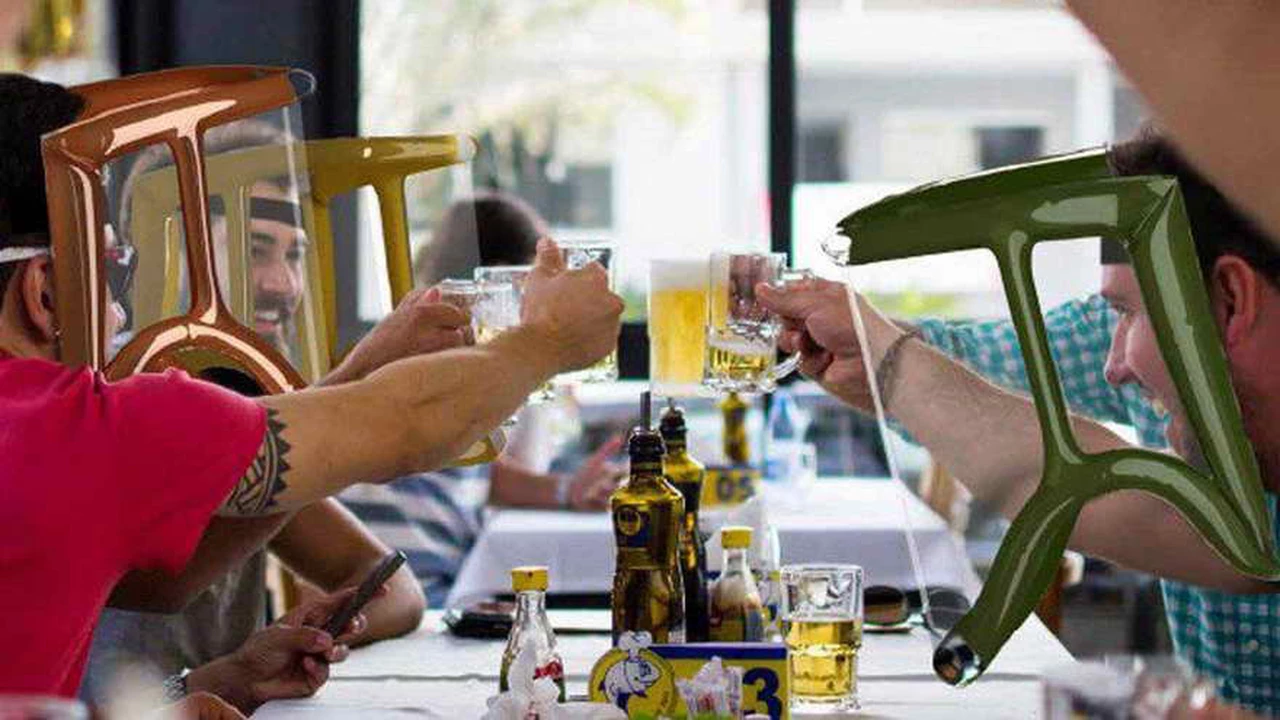 Máscaras contra el coronavirus, pero no contra las salidas: permite beber y comer en bares y restaurantes