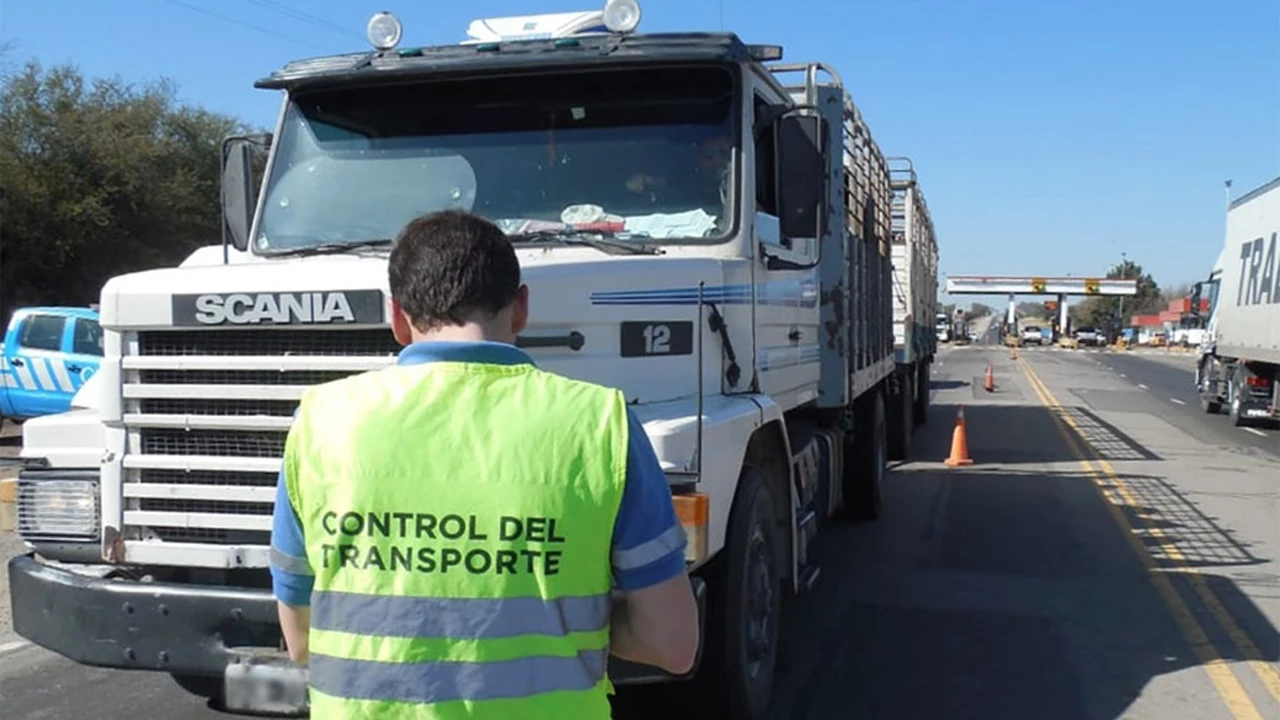 Camioneros denuncias "aprietes" y peajes inéditos en todo el país: qué ocurre con el transporte y por qué podría faltar comida