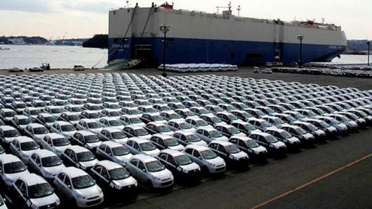 Varados y juntando polvo: por qué hay 10.000 autos "olvidados" en Zarate y otros puertos