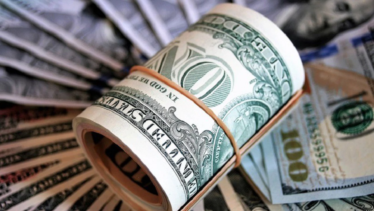 El dólar blue cotizó estable, mientras que el "turista" superó los $97