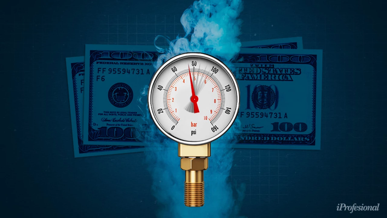 Alerta máxima por el precio del dólar blue: cuál será el nuevo piso, según conocido economista