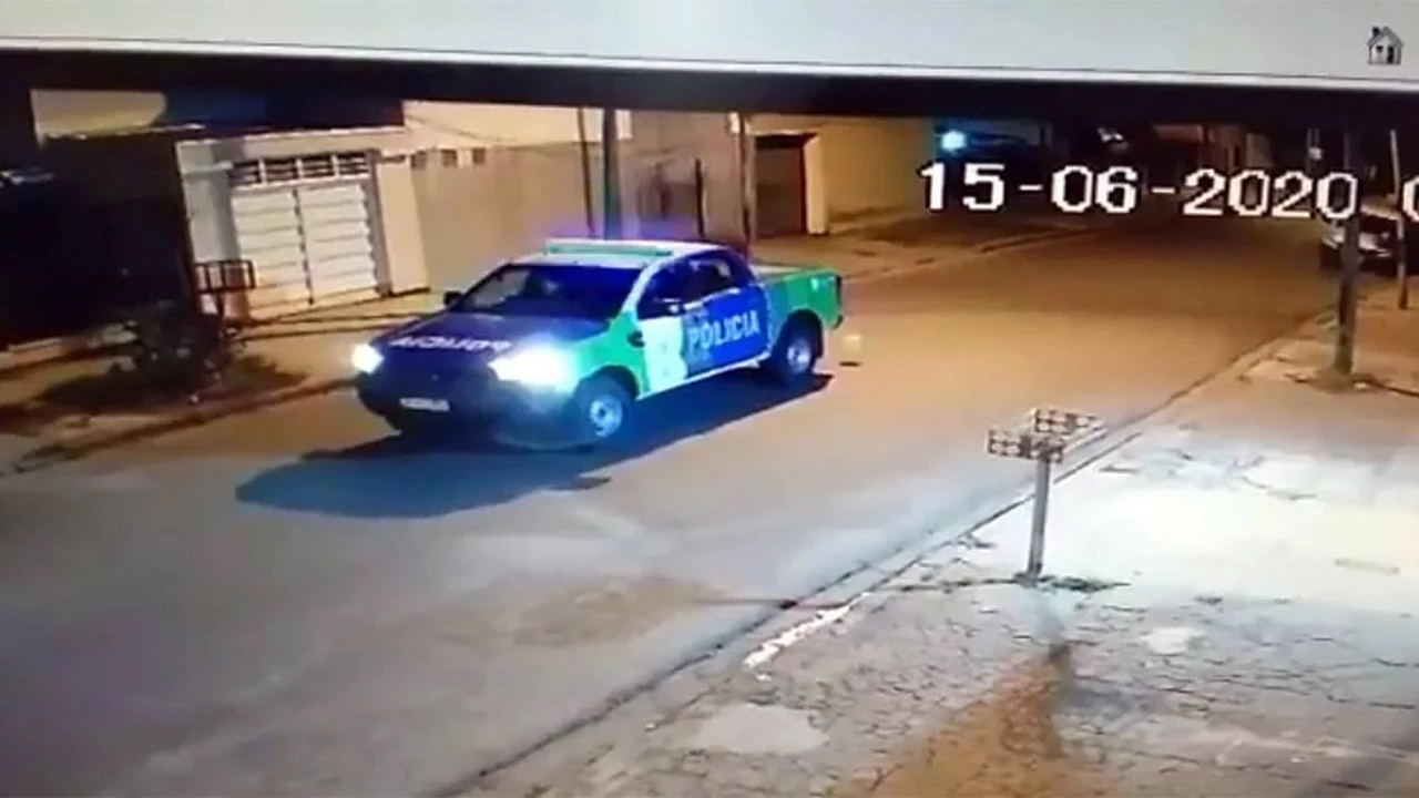 Insólito: policías bonaerenses fueron escrachados intentando reventar un globo con el patrullero y el video se hizo viral