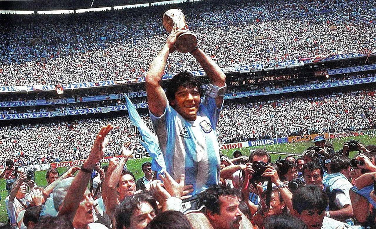 La increíble historia del "desconocido" de la foto que llevó en andas a Diego Maradona en México 86