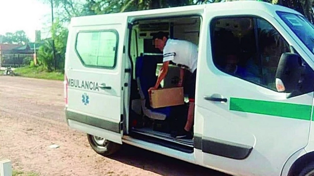 Escándalo político: una ambulancia hacía "delivery" de fernet y gaseosa para el hijo de un intendente