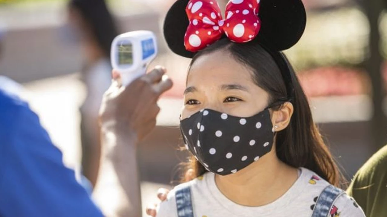 Largas colas y Mickey a la distancia: increíbles imágenes de la reapertura de Walt Disney con récord de infectados