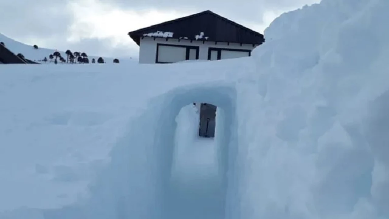 Caviahue: un hombre construyó un túnel en la nieve para poder salir de su casa