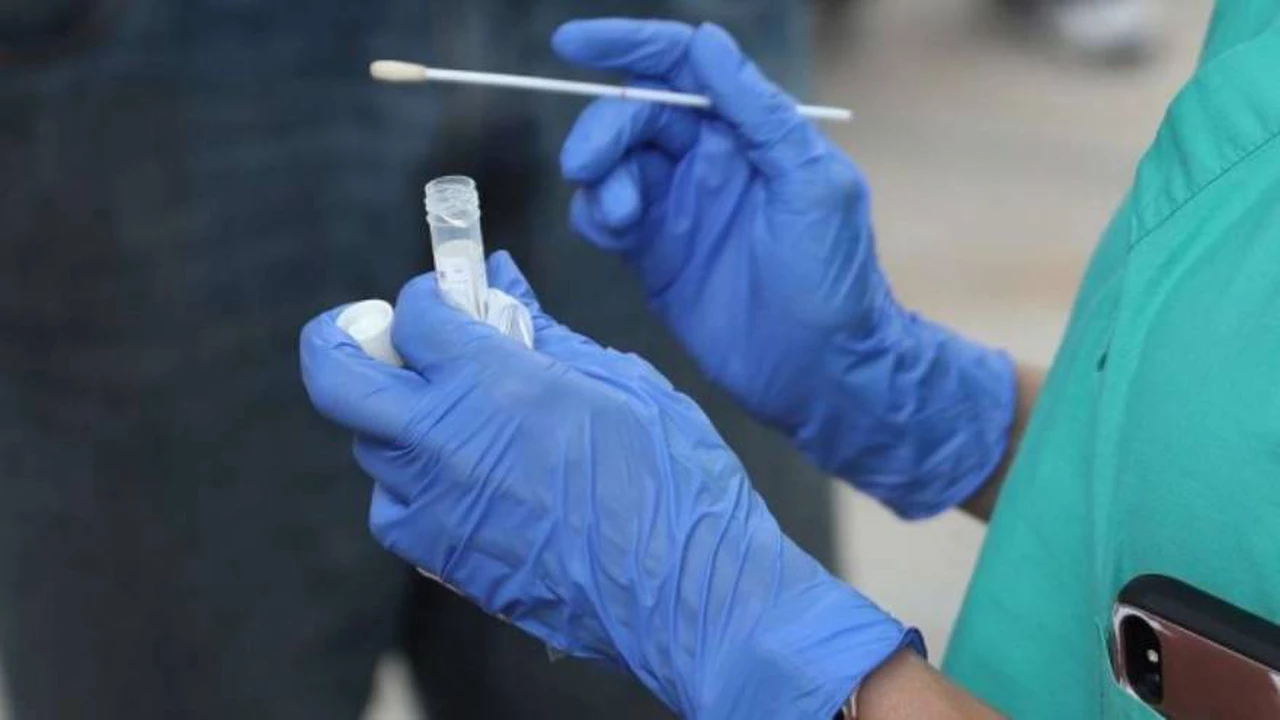 China ya realiza pruebas con hisopo anal para detectar el coronavirus