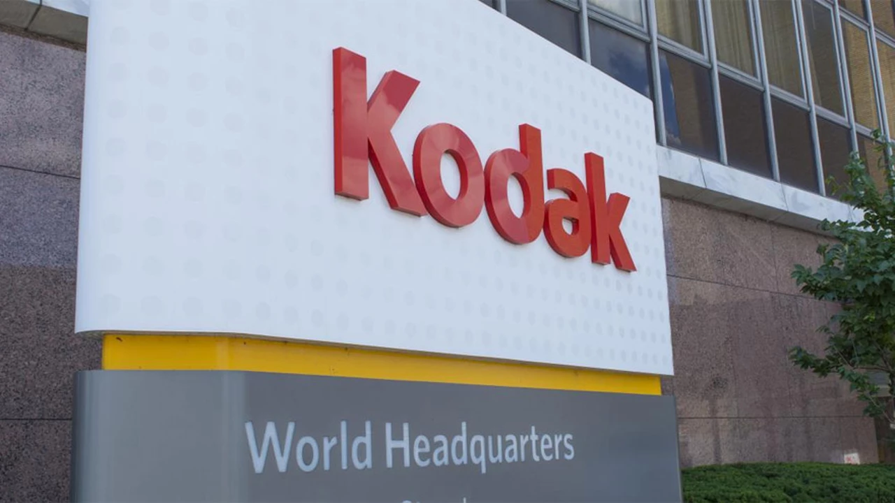 El "dinosaurio" que regresó y rompió récord: ¿por qué la acción de la ya casi extinta Kodak subió casi 1.500% esta semana?