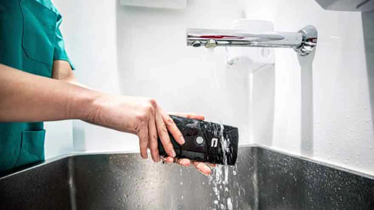 Aquí están, estos son: celulares que podés lavar tal como lo hacés con tus manos