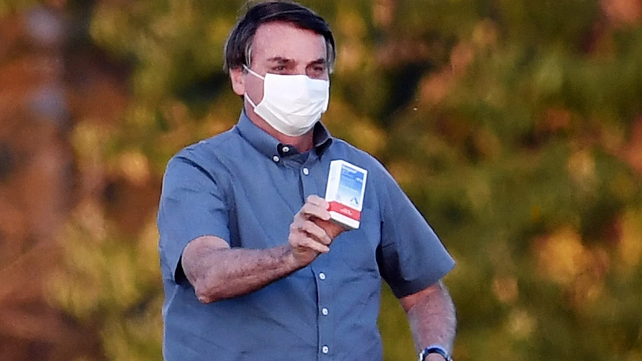 Bolsonaro, ahora con infección pulmonar, mostró una caja de la droga que usó para tratar su coronavirus