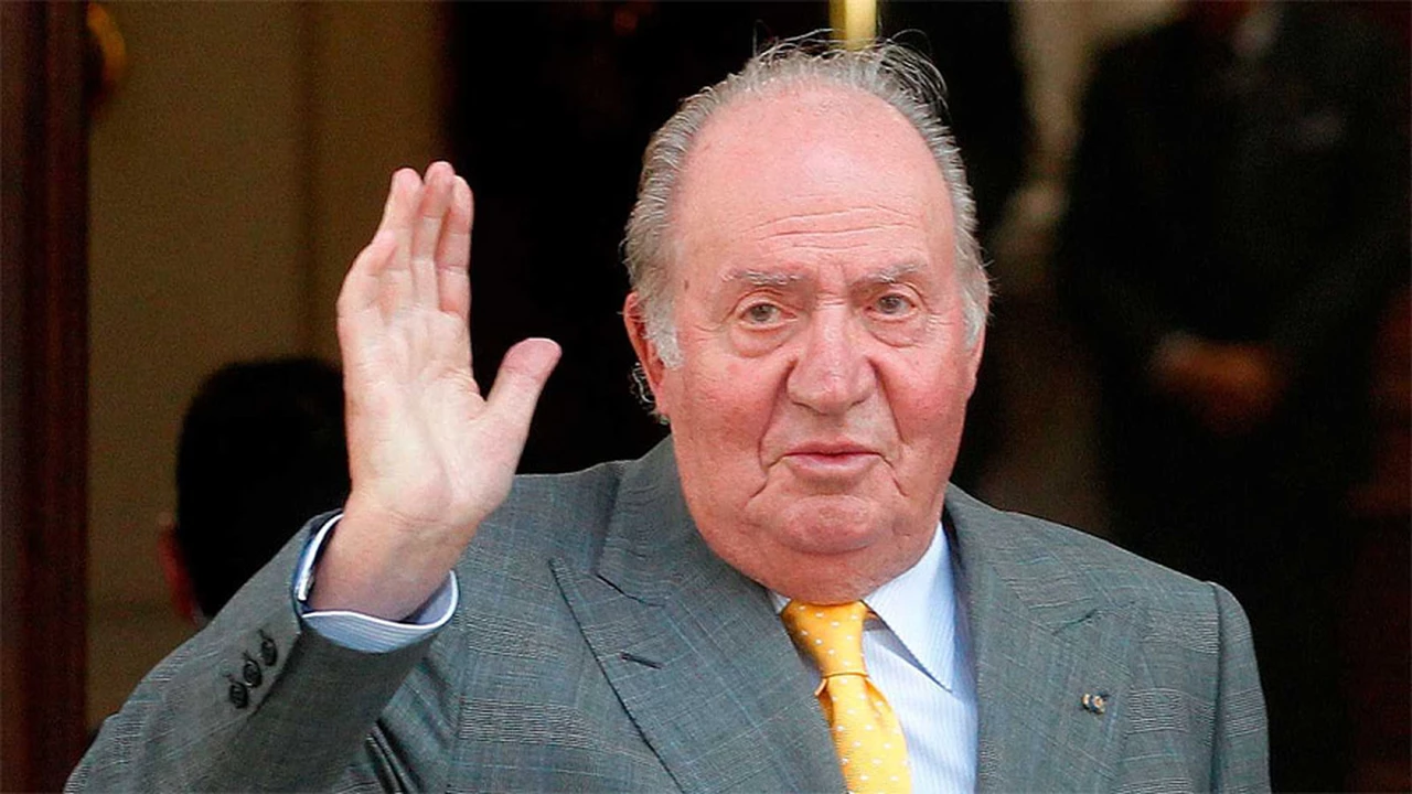 El rey Juan Carlos abandona España en medio de un escándalo con su amante