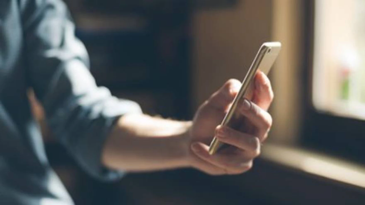 ¿Revisás el celular de tu pareja?: la Justicia ratifica que es un delito