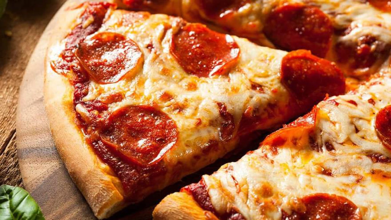 Este es el truco que necesitás saber para calentar la pizza en el microondas
