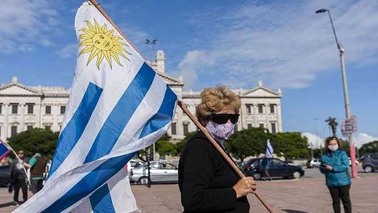 Uruguay: Lacalle Pou usó a la Argentina como "ejemplo" para rechazar un confinamiento