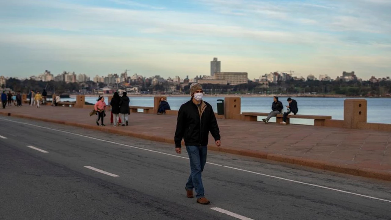 Habría un pasaporte sanitario para argentinos que ingresen a Uruguay