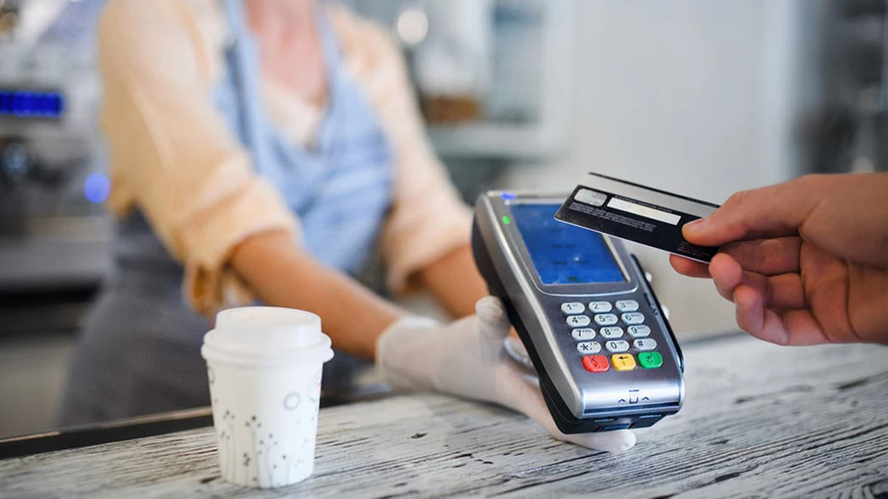 AFIP controla tus gastos con tarjeta a través de tu banco: cuáles son los montos