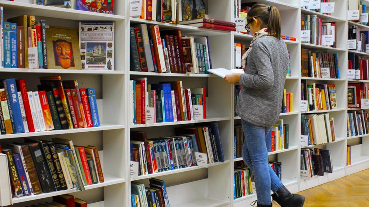 Polémica: Argentina frena la importación de libros españoles por su "mala tinta"