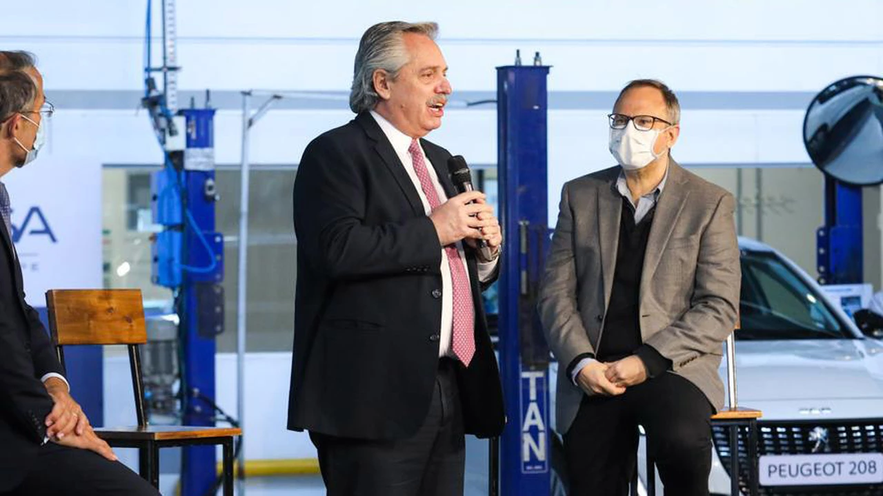 ¿Un presidente hincha de Ford?: Alberto elogió a la marca del óvalo en un acto de Peugeot