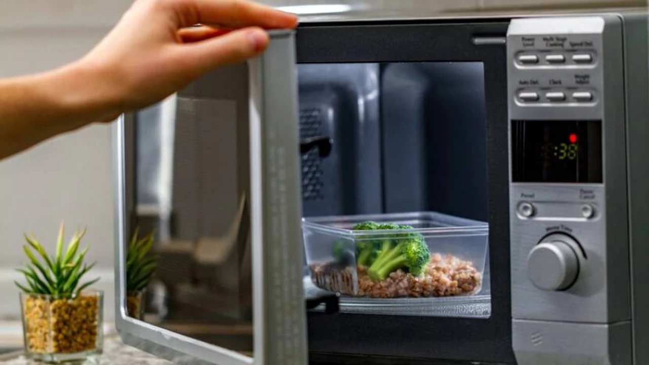 ¡Cuidado con el microondas!: los riesgos de calentar comida en recipientes de plástico