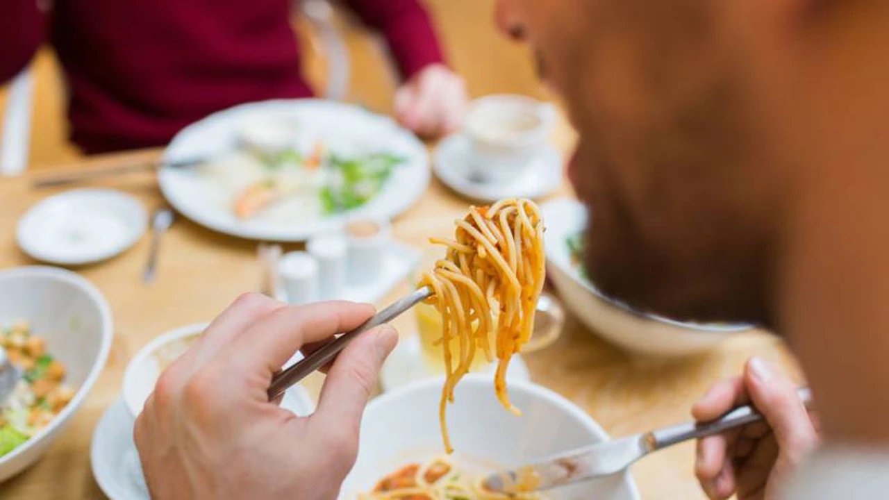 Estas son las 7 cosas que nunca debés hacer después de comer porque pueden ser peligrosas