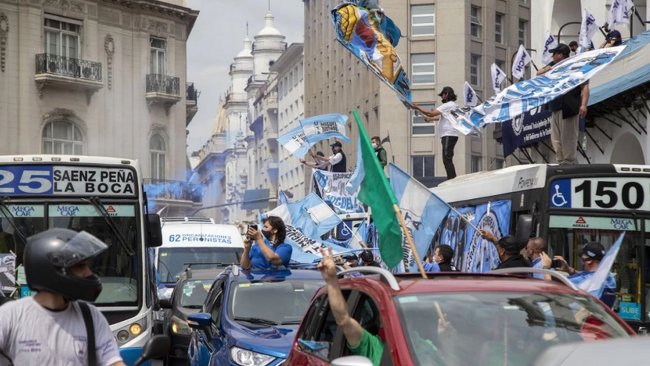 Así fue la caravana que movilizó a miles de personas a Plaza de Mayo para respaldar al Gobierno