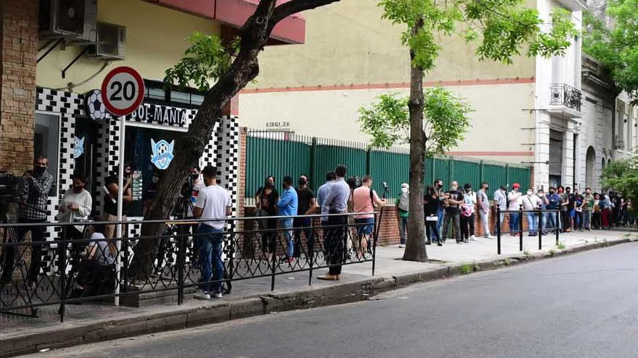 Más de dos cuadras de cola para buscar trabajo en una clásica pizzería de Buenos Aires