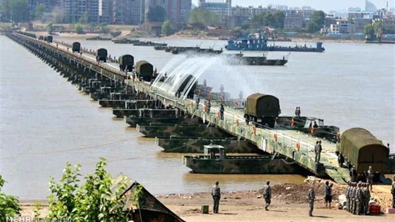 Video: soldados chinos montan en menos de 30 minutos un puente para camiones y tanques