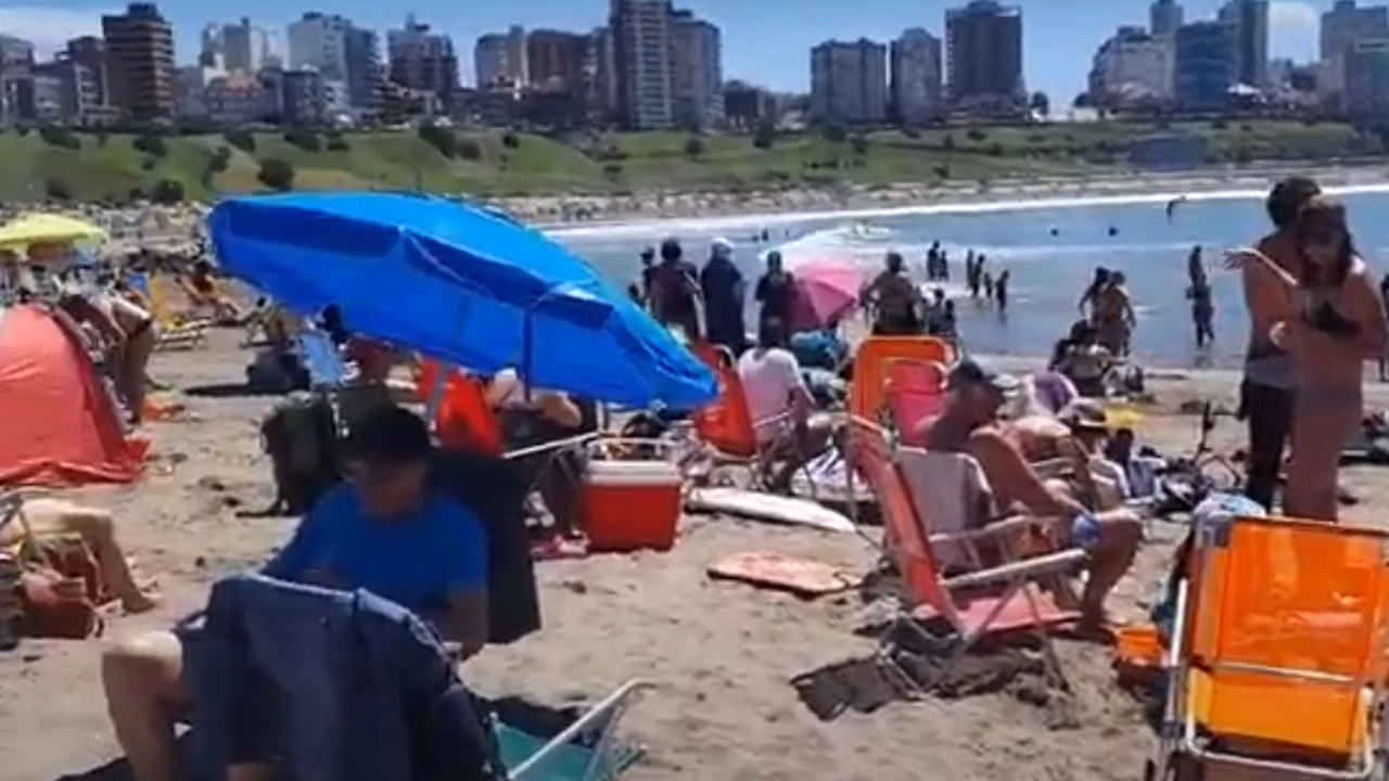 ¿Un preocupante anticipo del verano?: las playas de Mar del Plata, plagadas de gente y sin distancia social