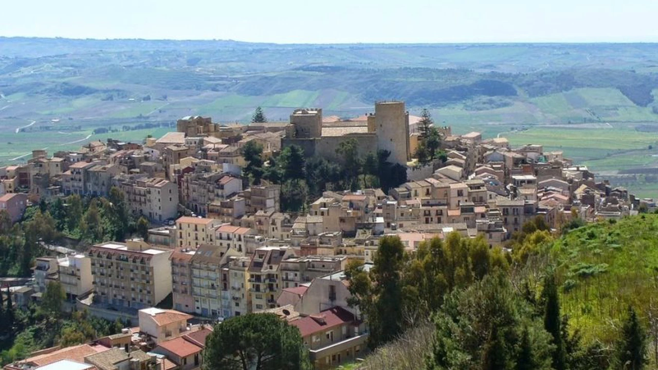Insólito: por qué un pueblo de Sicilia pone a la venta 100 casas por 1 euro y solo tiene un requisito