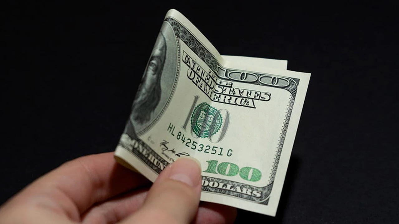 El dólar blue cayó debajo de los $150: ¿qué pasó con el precio del oficial ?