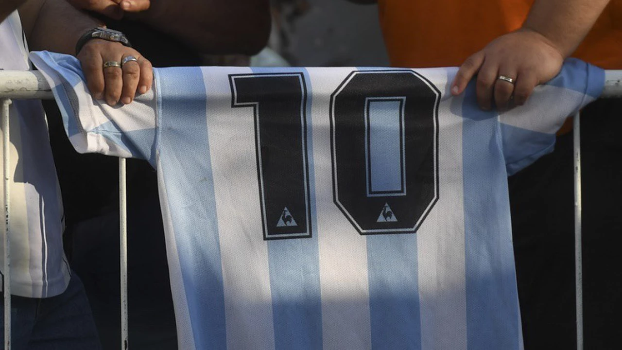 Se disparó la cotización: el precio asombroso al que llegaron las camisetas firmadas por Maradona