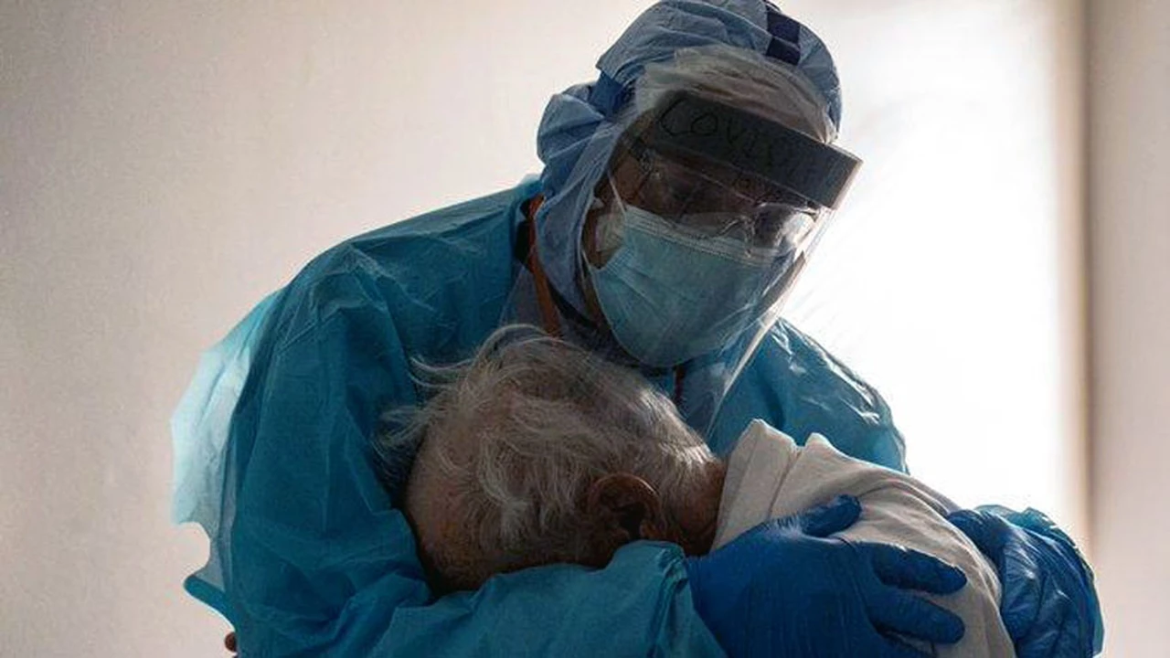 ¿Quién es el médico que abraza a un anciano con Covid-19 en la foto que se volvió viral?
