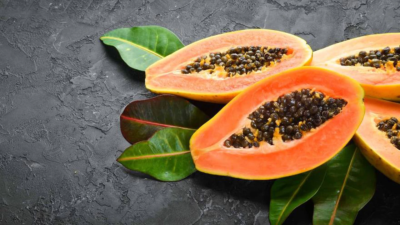 Por qué deberías comer papaya: 8 propiedades que tiene esta colorida fruta tropical
