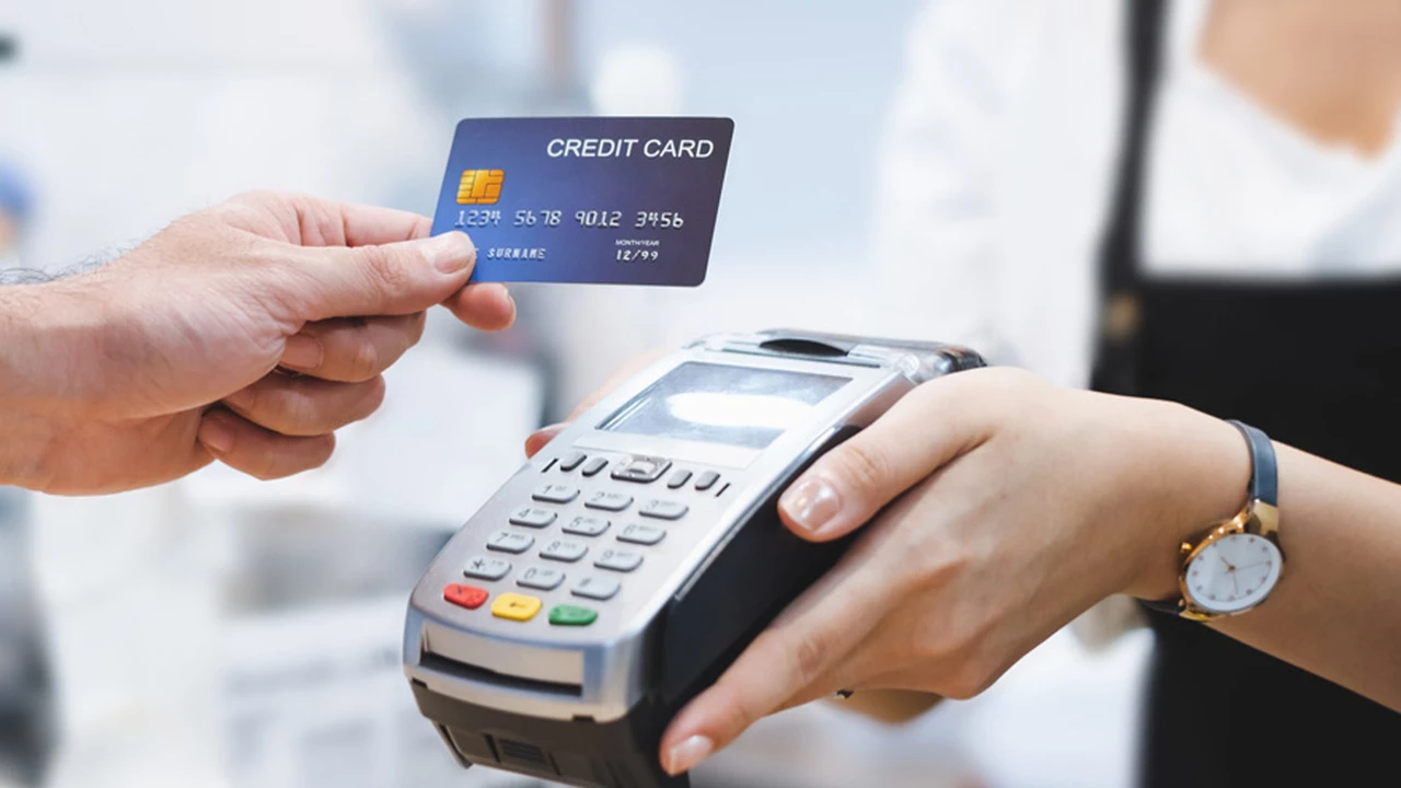 Por qué si pagás con tarjeta de crédito en comercios de la Ciudad ahora te va a salir más caro