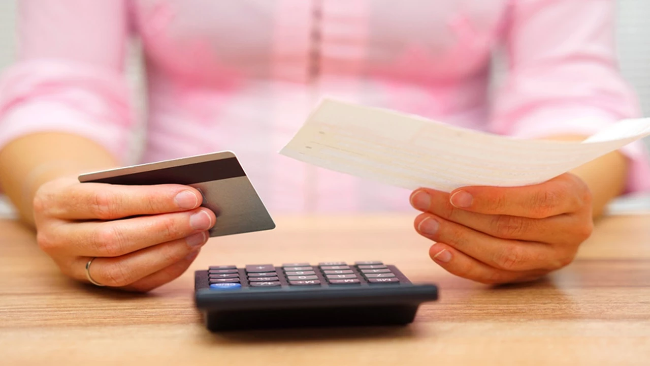 Se profundiza la crisis: crece la financiación con tarjetas de crédito y préstamos personales
