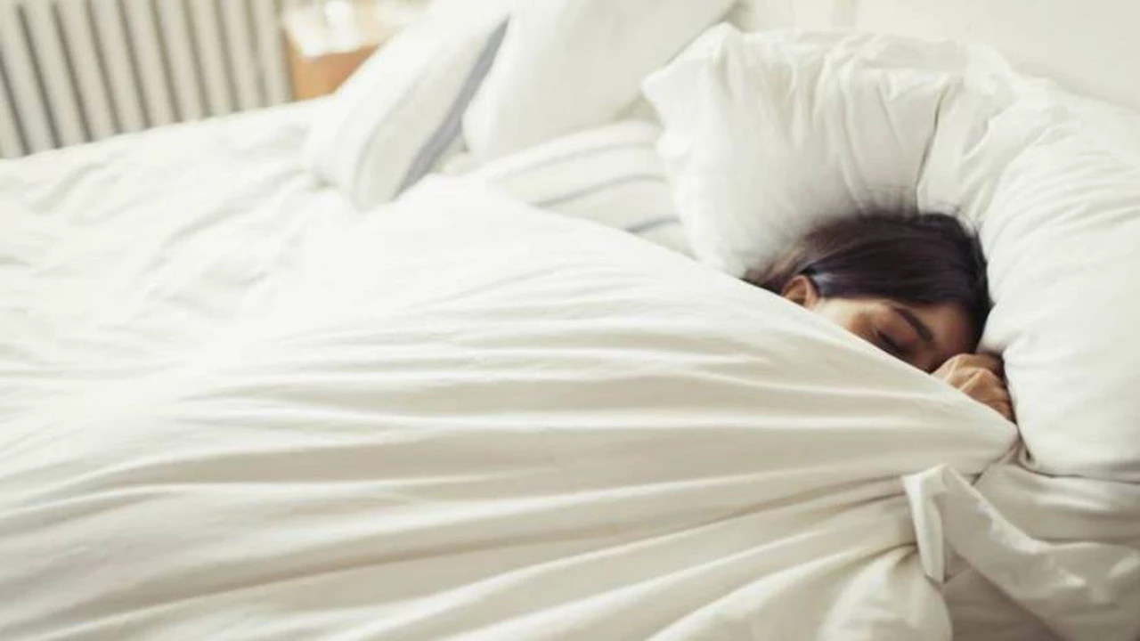 ¿Qué hacés antes de irte a dormir? Estos dos hábitos podrían traer graves problemas de salud