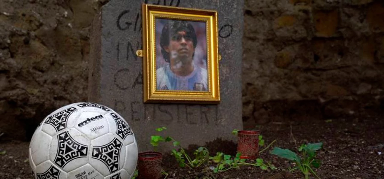Maradona: se filtraron las frases que aparecen en su tumba