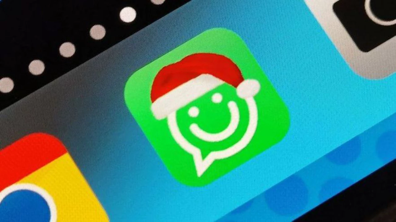 ¿Cómo colocar el gorro de navidad en el logo de WhatsApp?