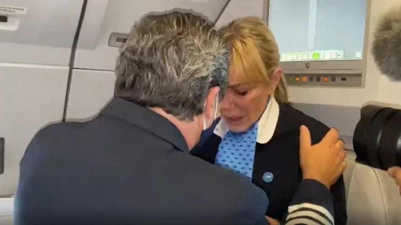 Video: el llanto de la azafata que participó del vuelo que trajo las vacunas rusas