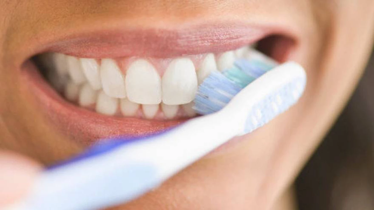 Según la ciencia, ¿por qué no deberías enjuagarte los dientes después de lavártelos?