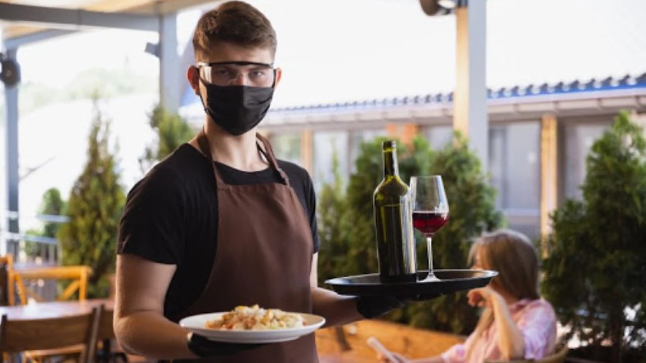 Sorpresa para los gastronómicos en el DNU: sólo podrán trabajar restaurantes y bares con mesas al aire libre