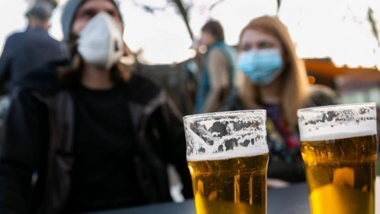 ¿A la francesa? la Provincia analiza una medida restrictiva en bares y restaurantes para combatir a los antivacunas