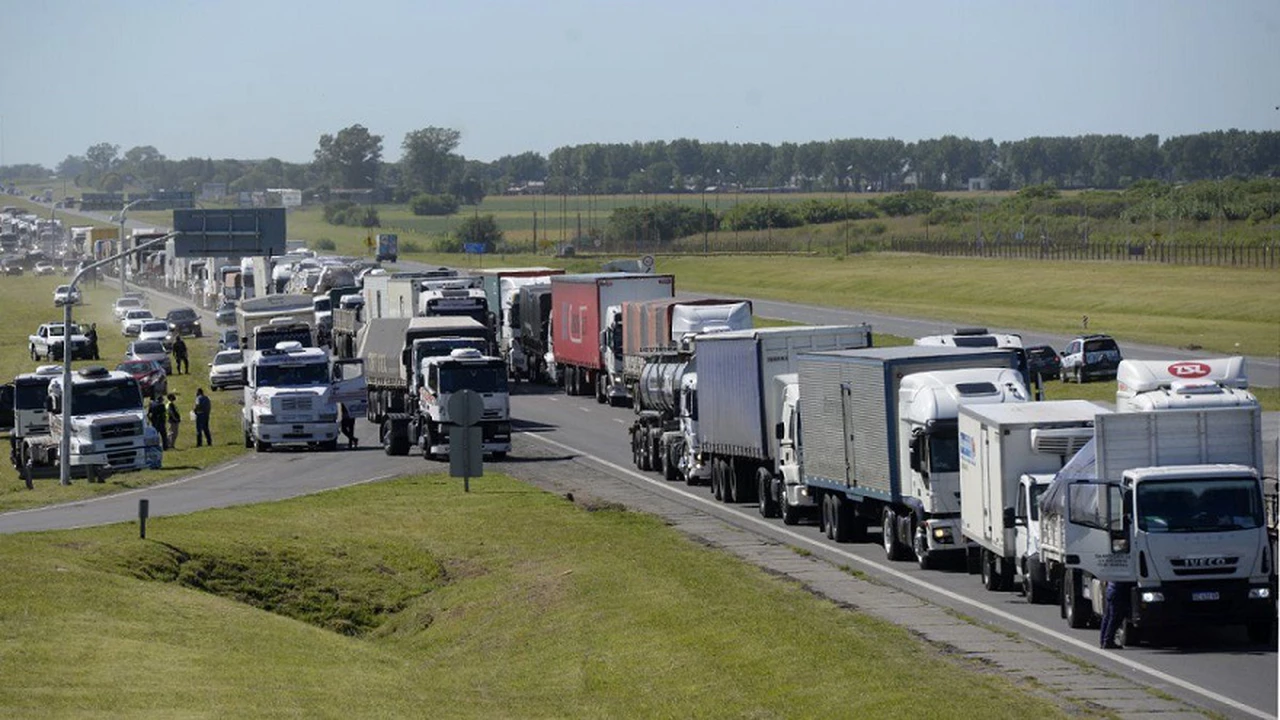 Ruta "caliente": se agiganta el paro y además de trabar exportación y abastecimiento se evalúa "invadir" Capital con camiones