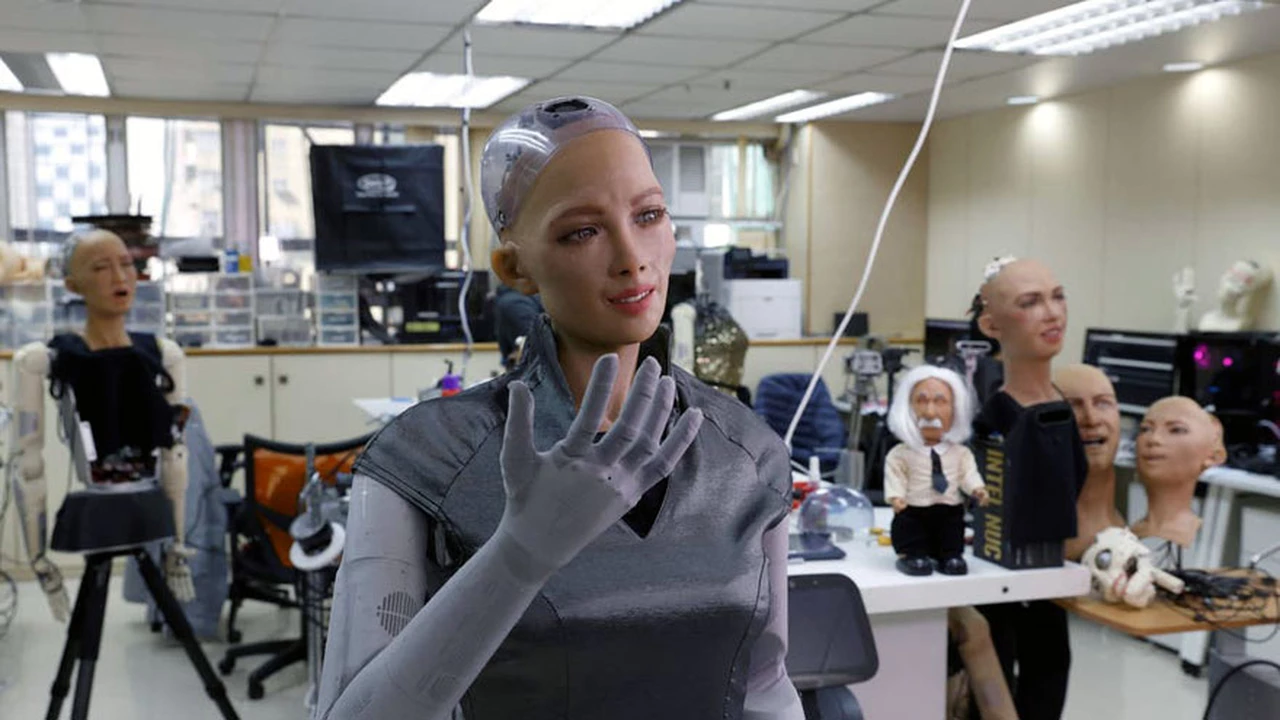 Los NFT siguen en auge: este robot humanoide subasta su primera obra de arte digital