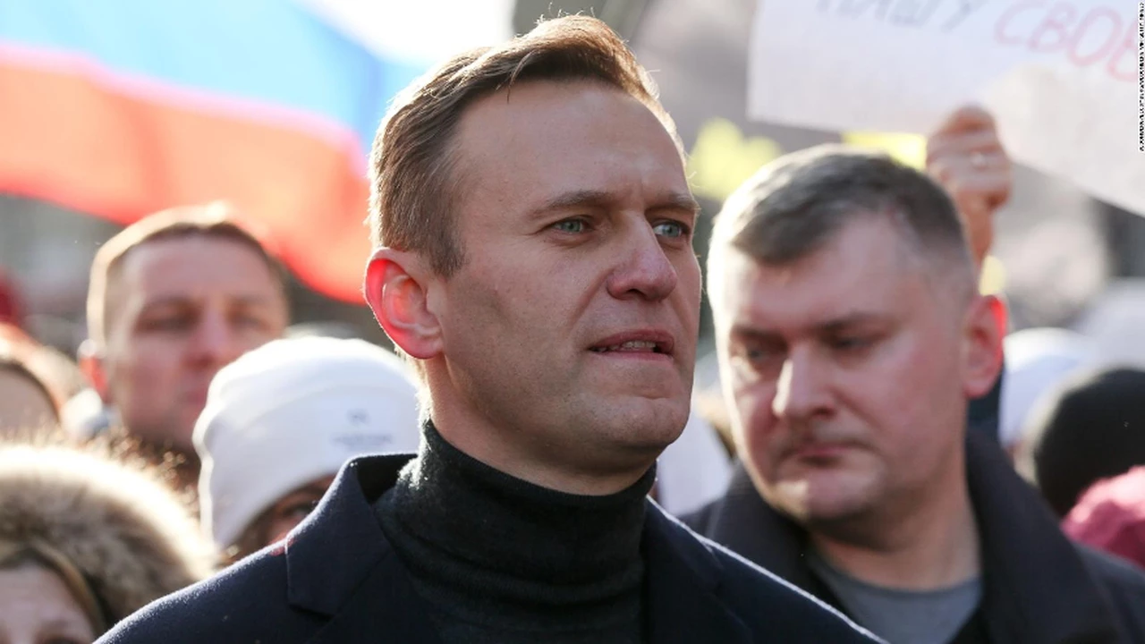 Trasladan al opositor ruso Alexei Navalny a un hospital: ¿está al borde de la muerte?