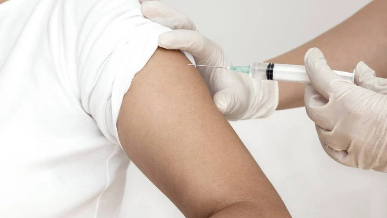 La OMS admitió que sería "necesario" un certificado de vacunación contra el coronavirus para viajar al exterior