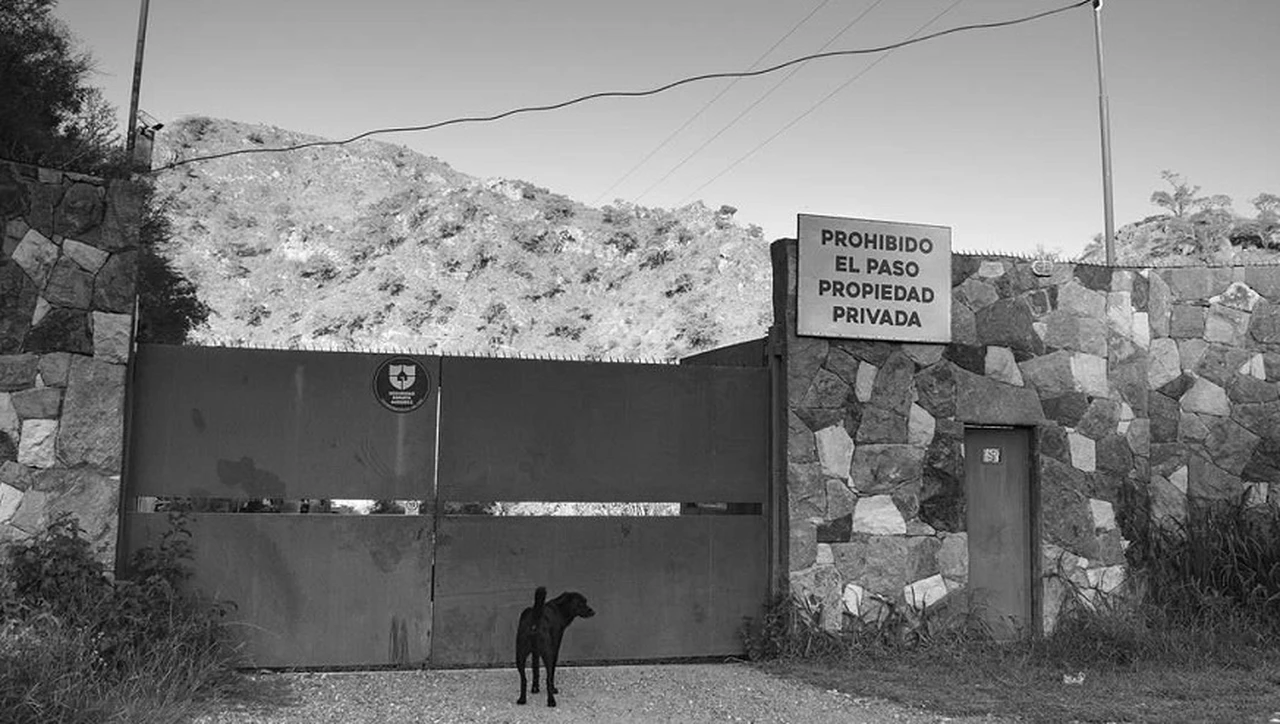 Insólito: los habitantes de un pueblo cordobés tienen que pedir permiso a una minera para entrar y salir