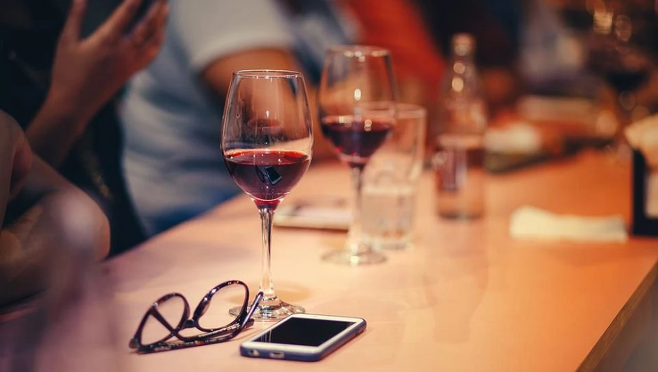 Crean un "modo borracho" para el celular: para no mandar WhatsApp "bomba" si tomaste mucho alcohol