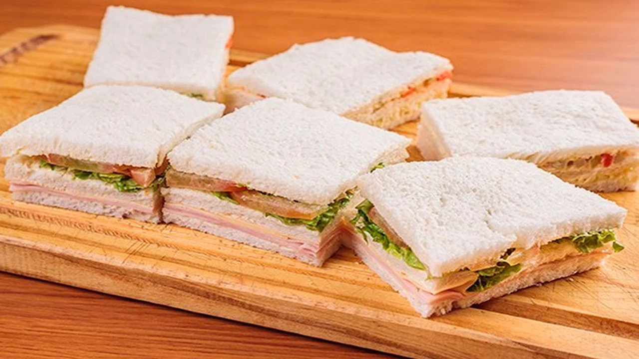 Un clásico para compartir en familia: el truco perfecto para hacer sándwiches de miga en casa